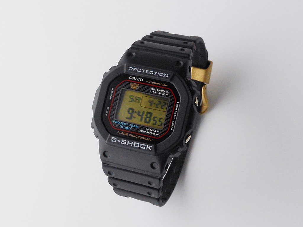 撮影のため取り出しましたG-SHOCK 40周年 限定モデル DW-5040PG-1JR 腕時計
